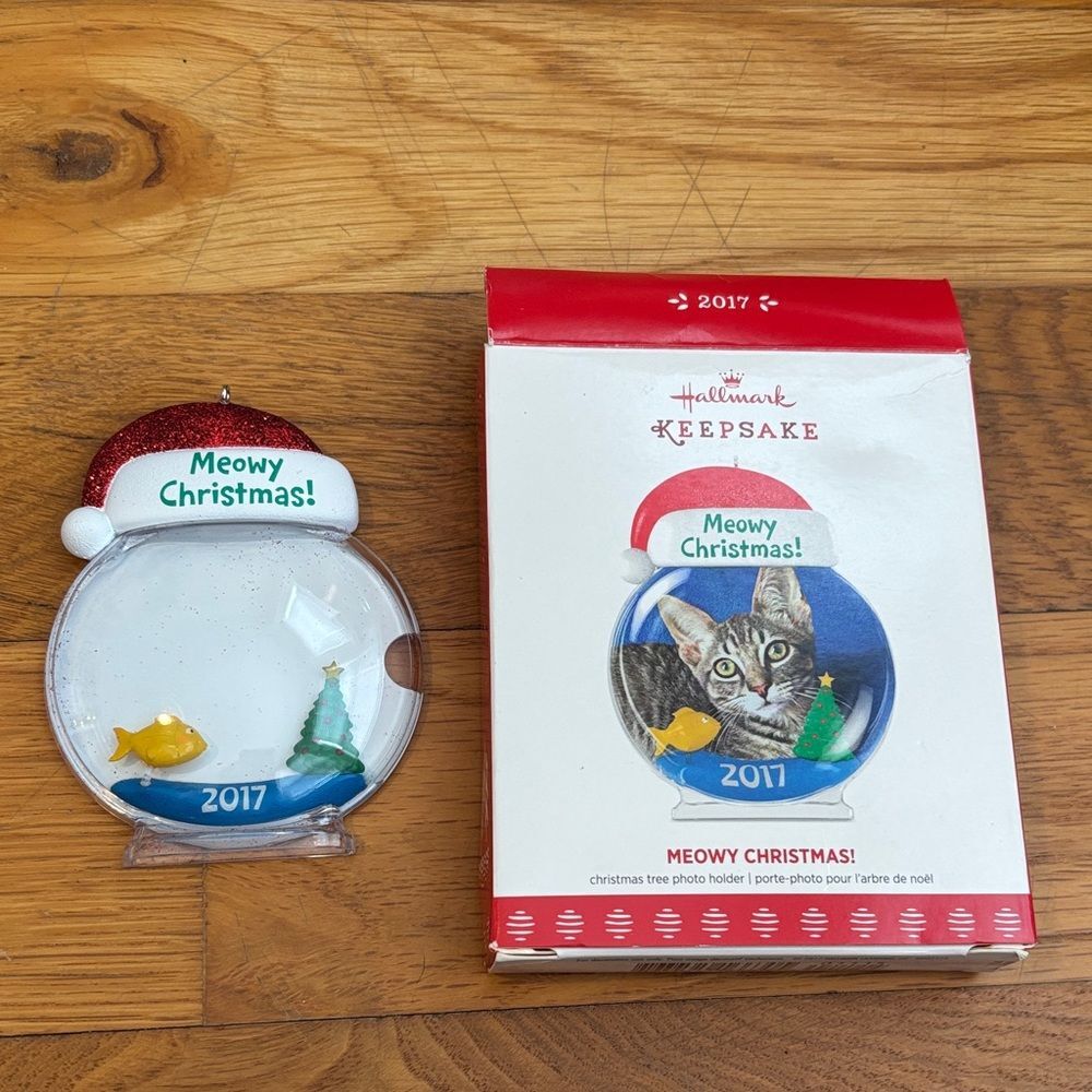 Hallmark Meowy Christmas Globe Ornament 2017